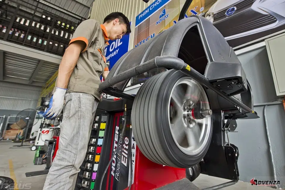 Máy cân bằng lốp sử dụng công nghệ đo lường xác định mất cân bằng của lốp.