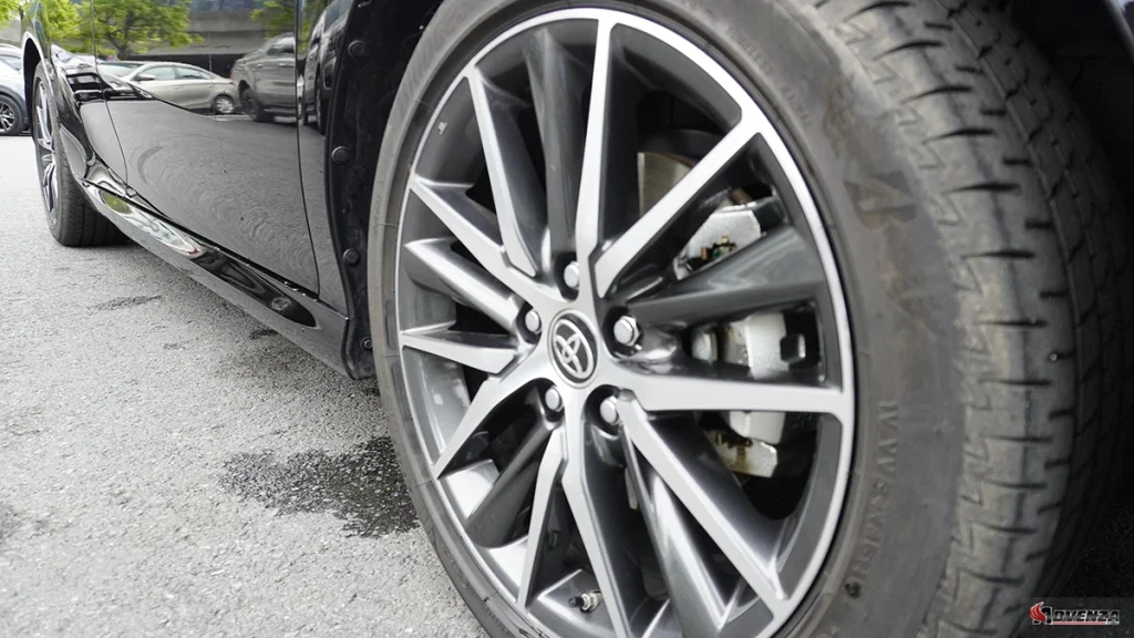 Một trong những kích cỡ lốp thông dụng cho Camry là 205/65 R16