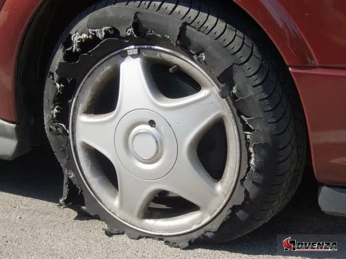 Lốp không chịu được trọng lượng, va chạm của xe trên đường.