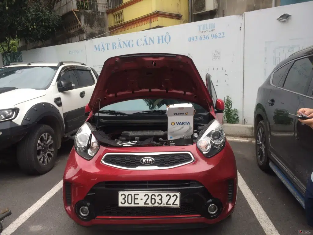 Bình ắc quy chính hãng thường có giá cao hơn so với bình ắc quy thay thế.